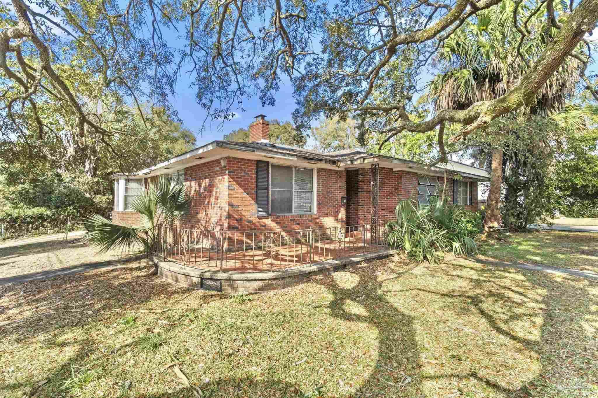 Property Photo:  1201 N Barcelona St  FL 32501 