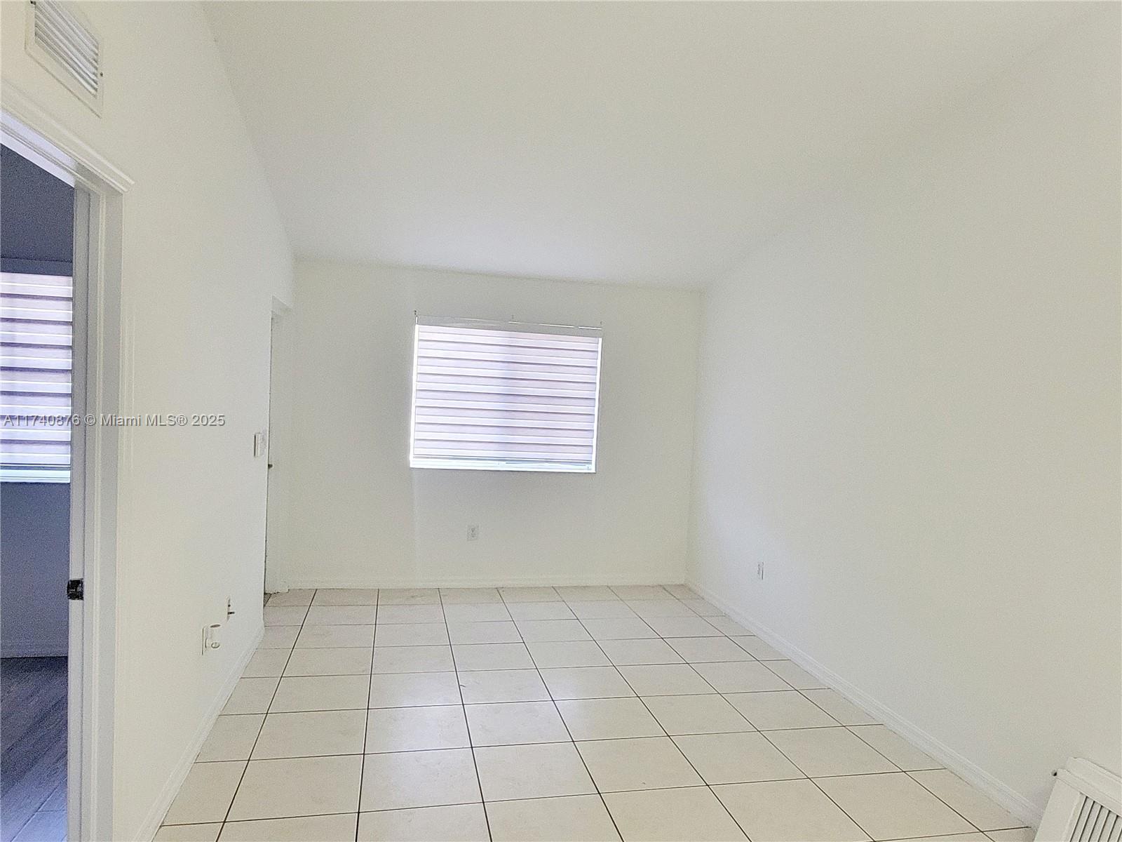 Property Photo: 1240 SE 31st Ct 202-32 FL 33035