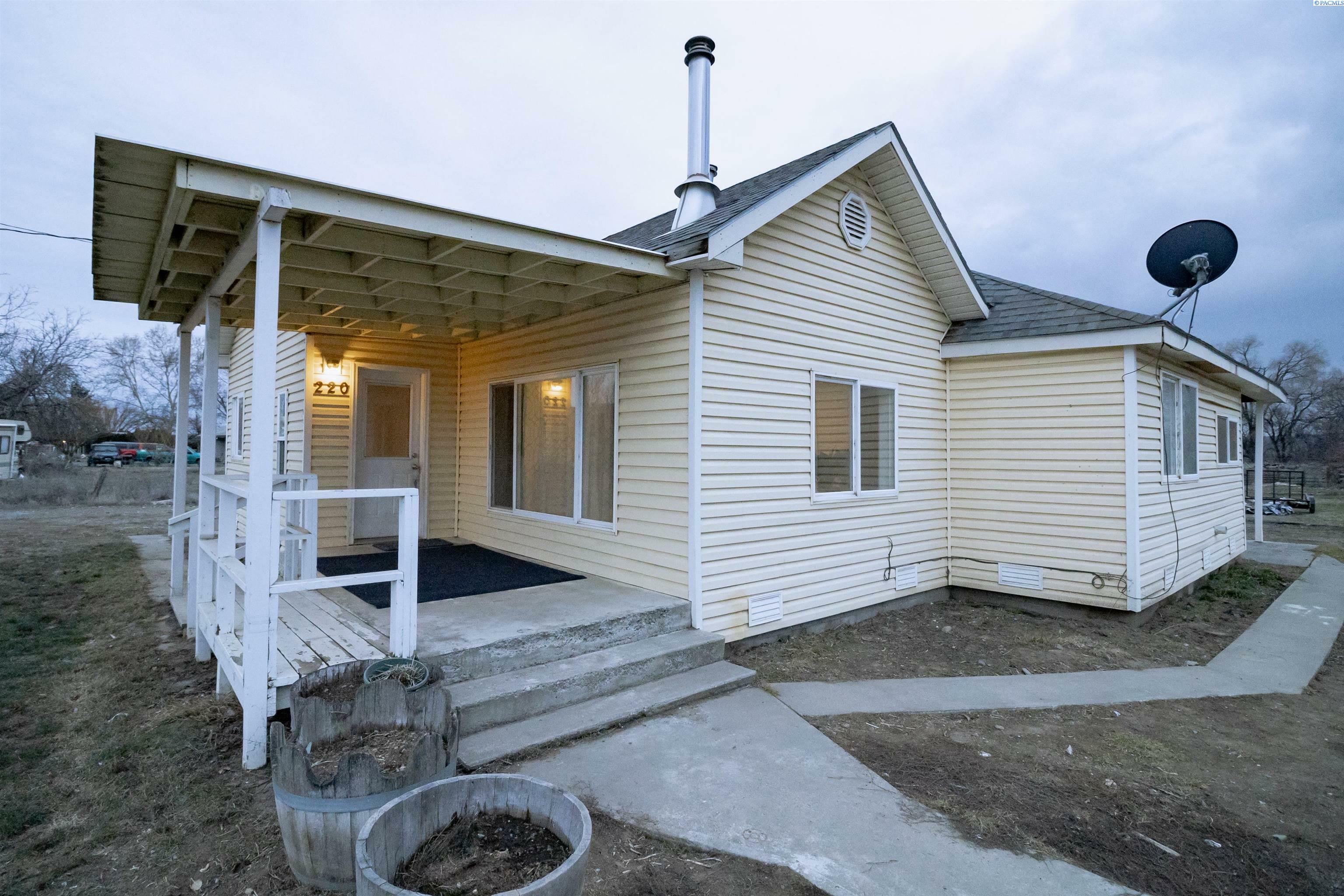 Property Photo:  220 Germantown Rd  WA 98948 