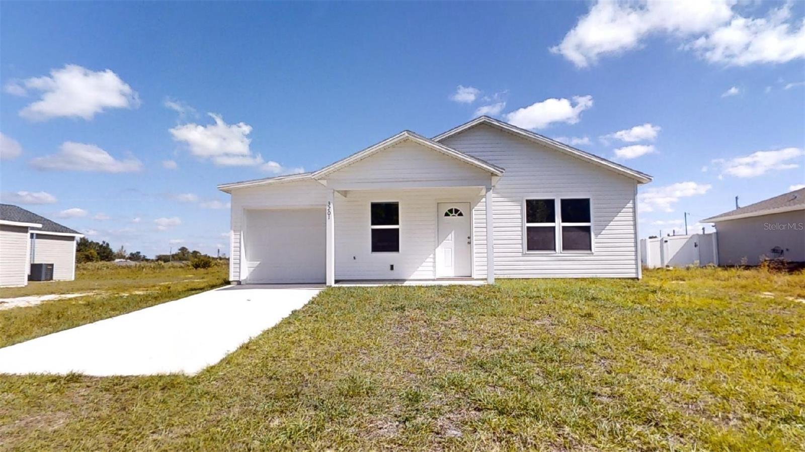 Property Photo: 3372 SE 144th Place FL 34491