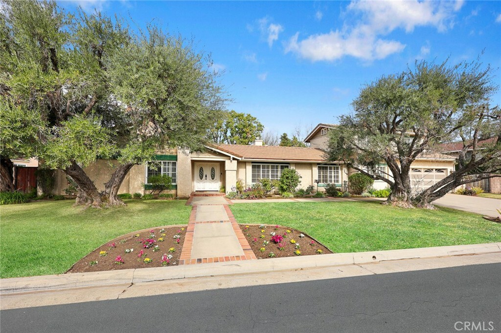 Property Photo:  25 W Rodell Place  CA 91007 