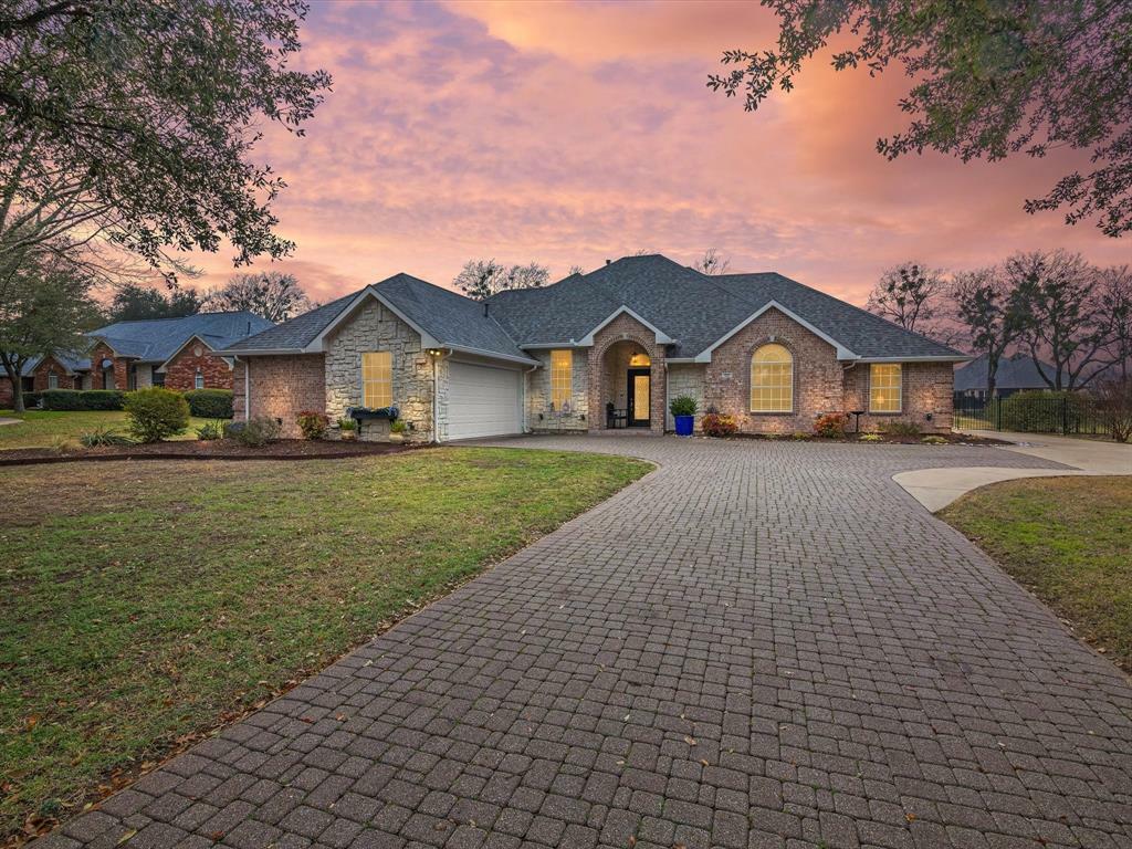 Property Photo:  211 Brookbend Drive  TX 75165 