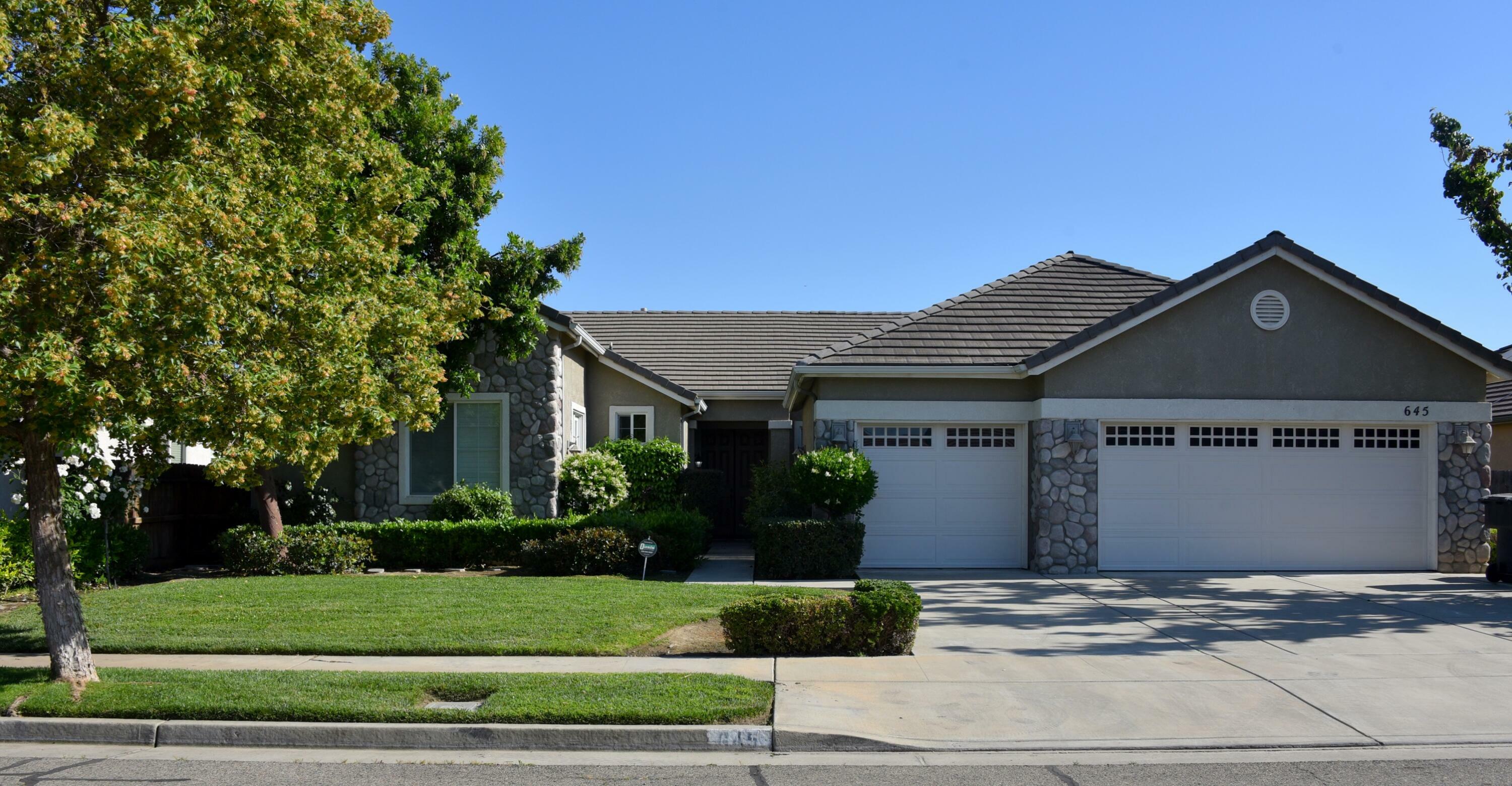 Property Photo: 645 E Chestnut Avenue CA 93292