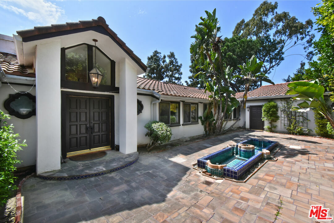 Property Photo:  2901 Benedict Canyon Drive  CA 90210 