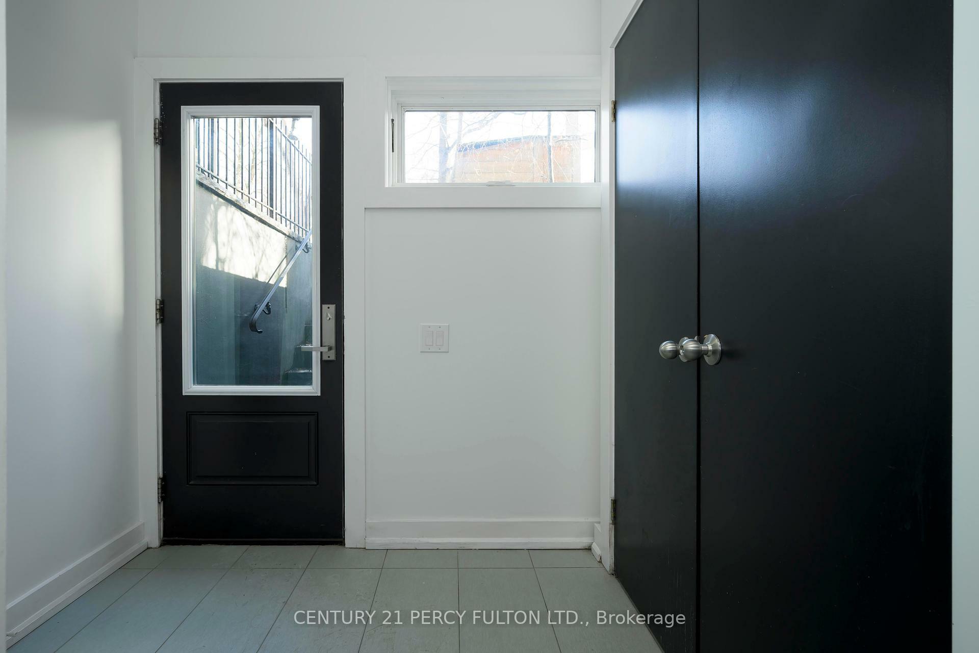 Photo de la propriété: 52 Robert Street Bsmt ON M5S 2K3