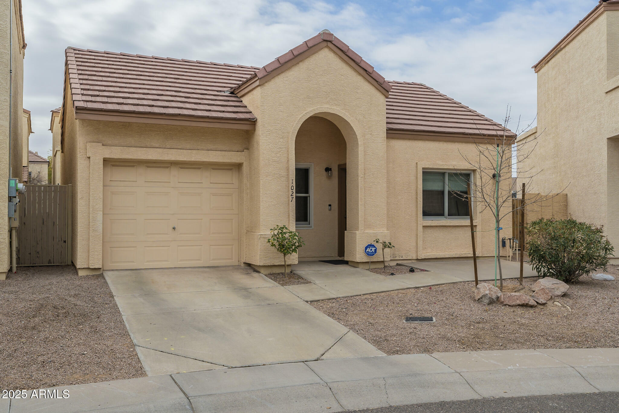 Property Photo:  1027 W Julie Drive  AZ 85283 