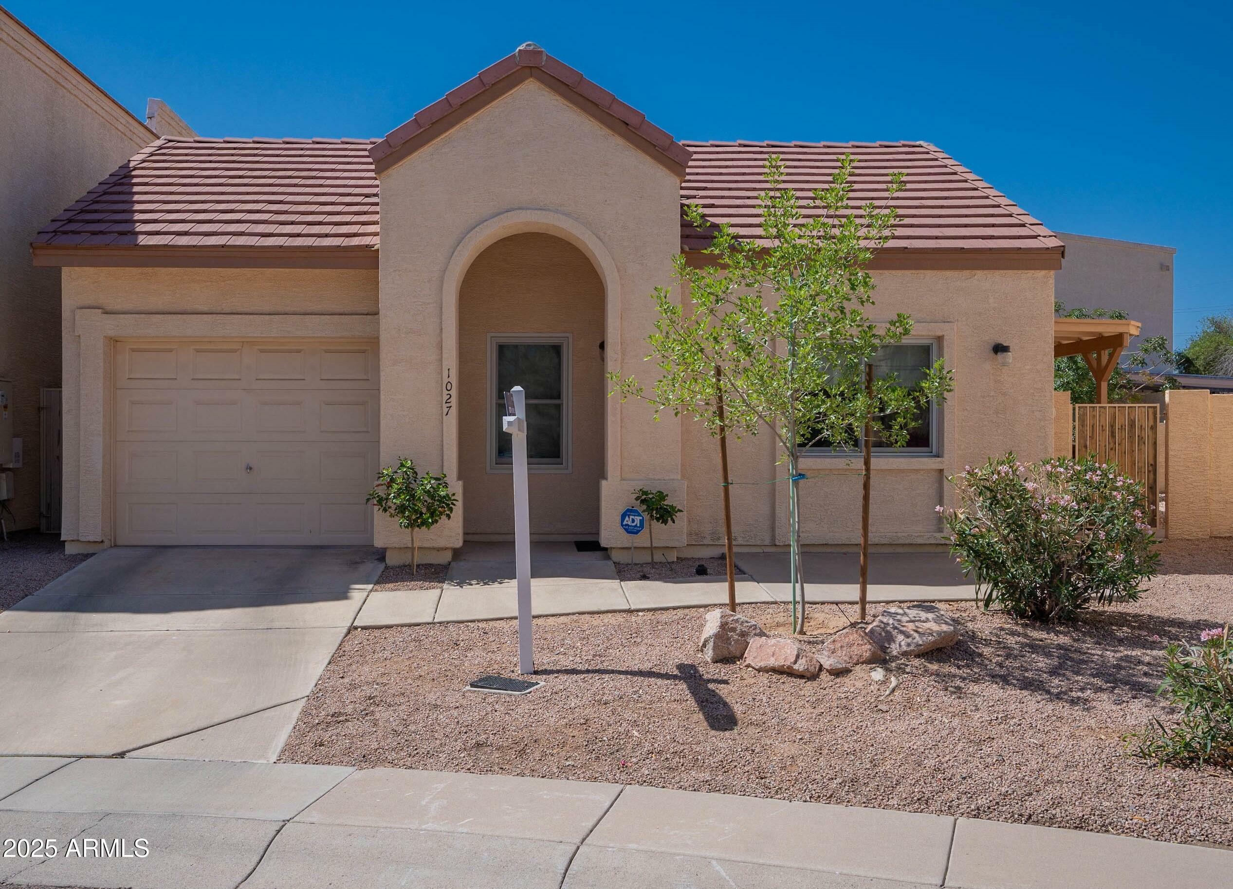 Property Photo: 1027 W Julie Drive AZ 85283