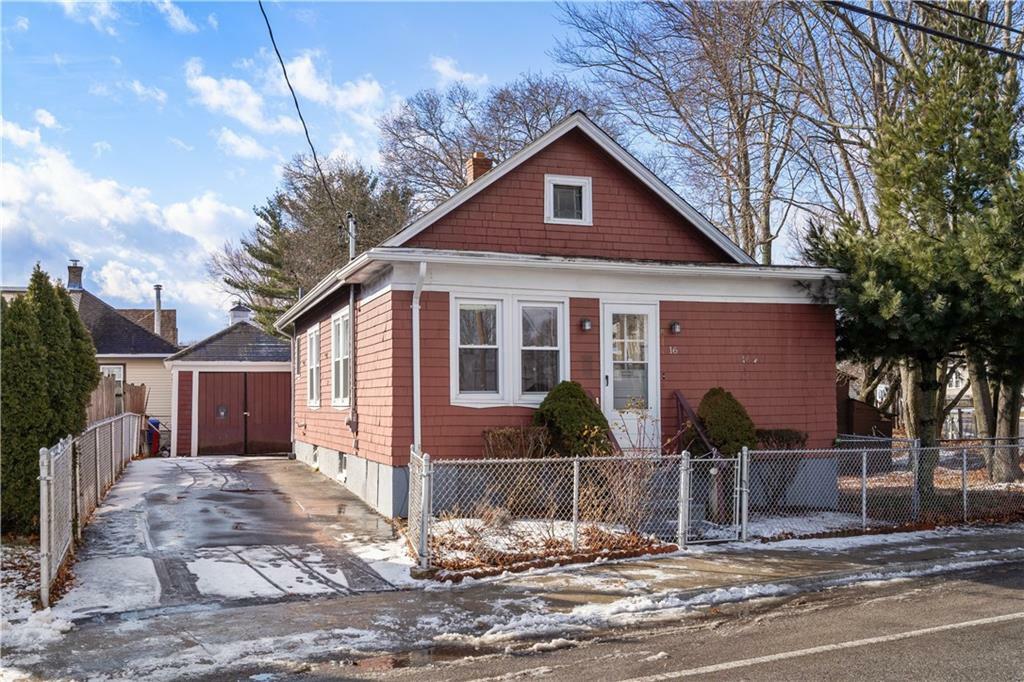 Property Photo:  16 Crescent View Avenue  RI 02915 