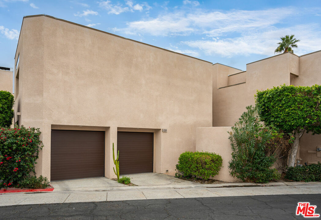 Property Photo: 869 Village Sq CA 92262