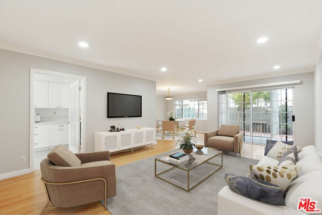 Property Photo: 837 S Windsor Blvd CA 90005
