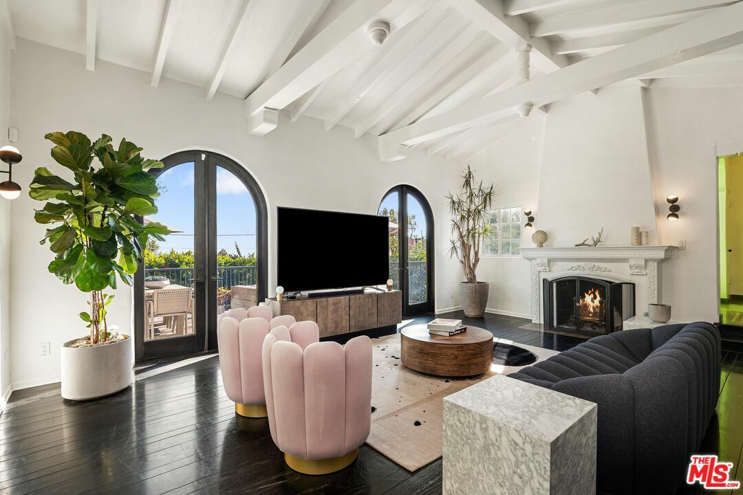 Property Photo: 1512 Sunset Plaza Dr CA 90069
