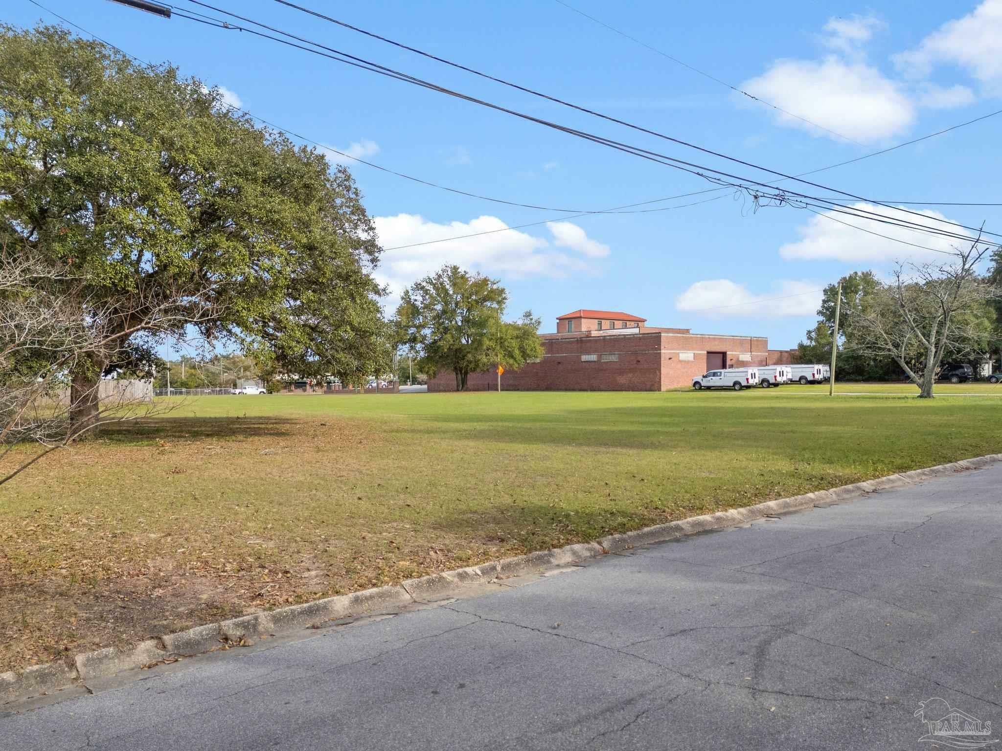 Property Photo:  1702 N Baylen St  FL 32501 