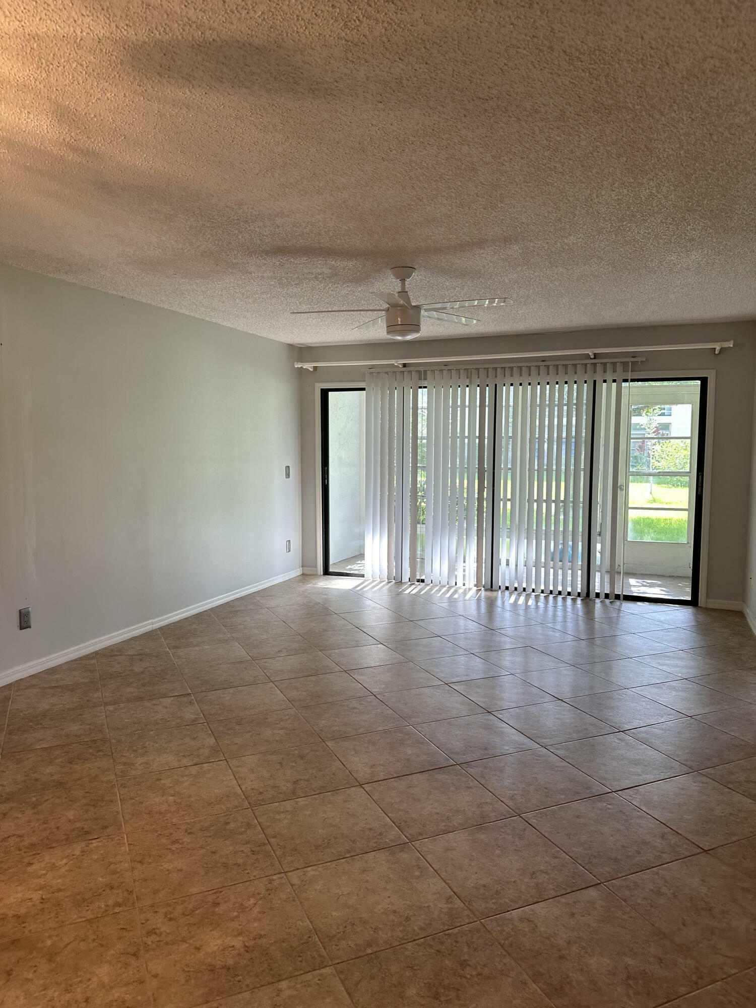 Property Photo:  400 18th Street E4  FL 32960 