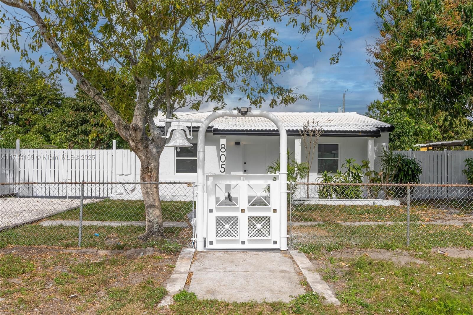 Property Photo:  805 Sultan Ave  FL 33054 
