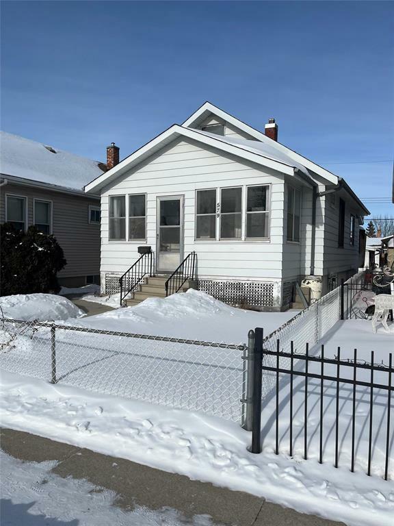 Property Photo:  579 Castle Avenue  MB R2L 1C4 