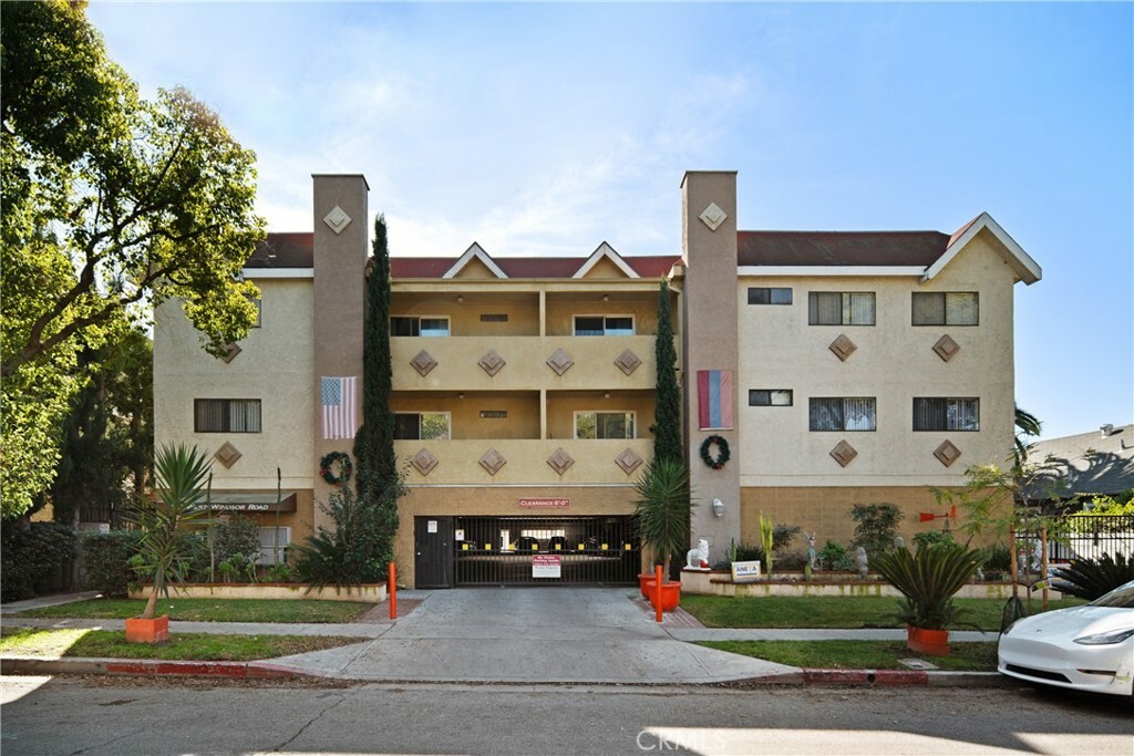 Property Photo: 420 W Windsor Road CA 91204