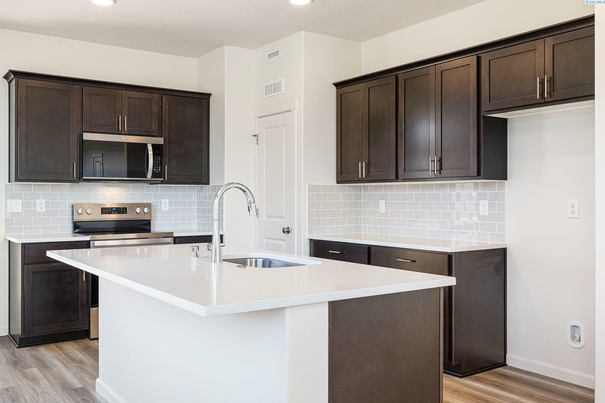 Property Photo: 305 Amberly Ave WA 98930