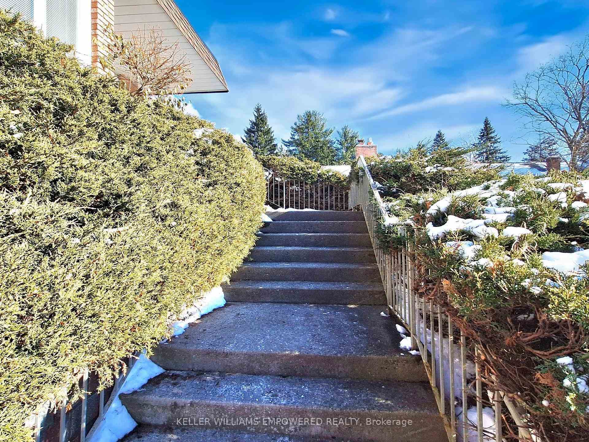 Property Photo: 315 Woodland Acres Crescent ON L6A 1G1