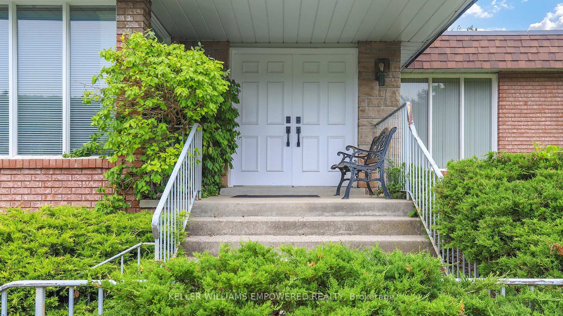 Property Photo: 315 Woodland Acres Crescent ON L6A 1G1