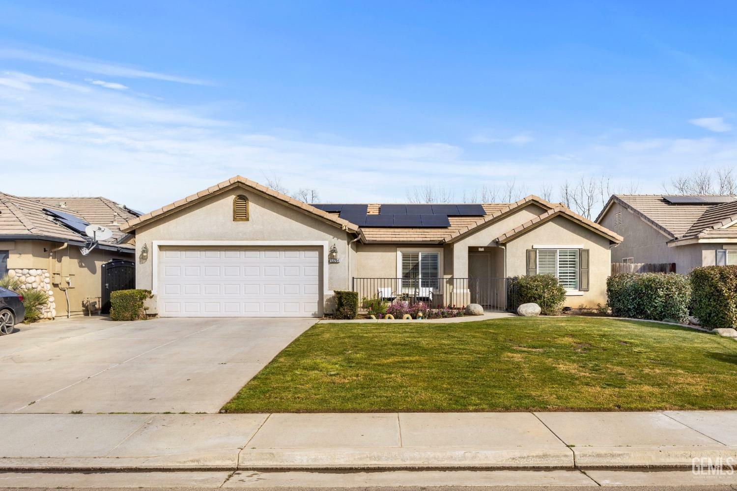 Property Photo: 12204 Verdelho Avenue CA 93312