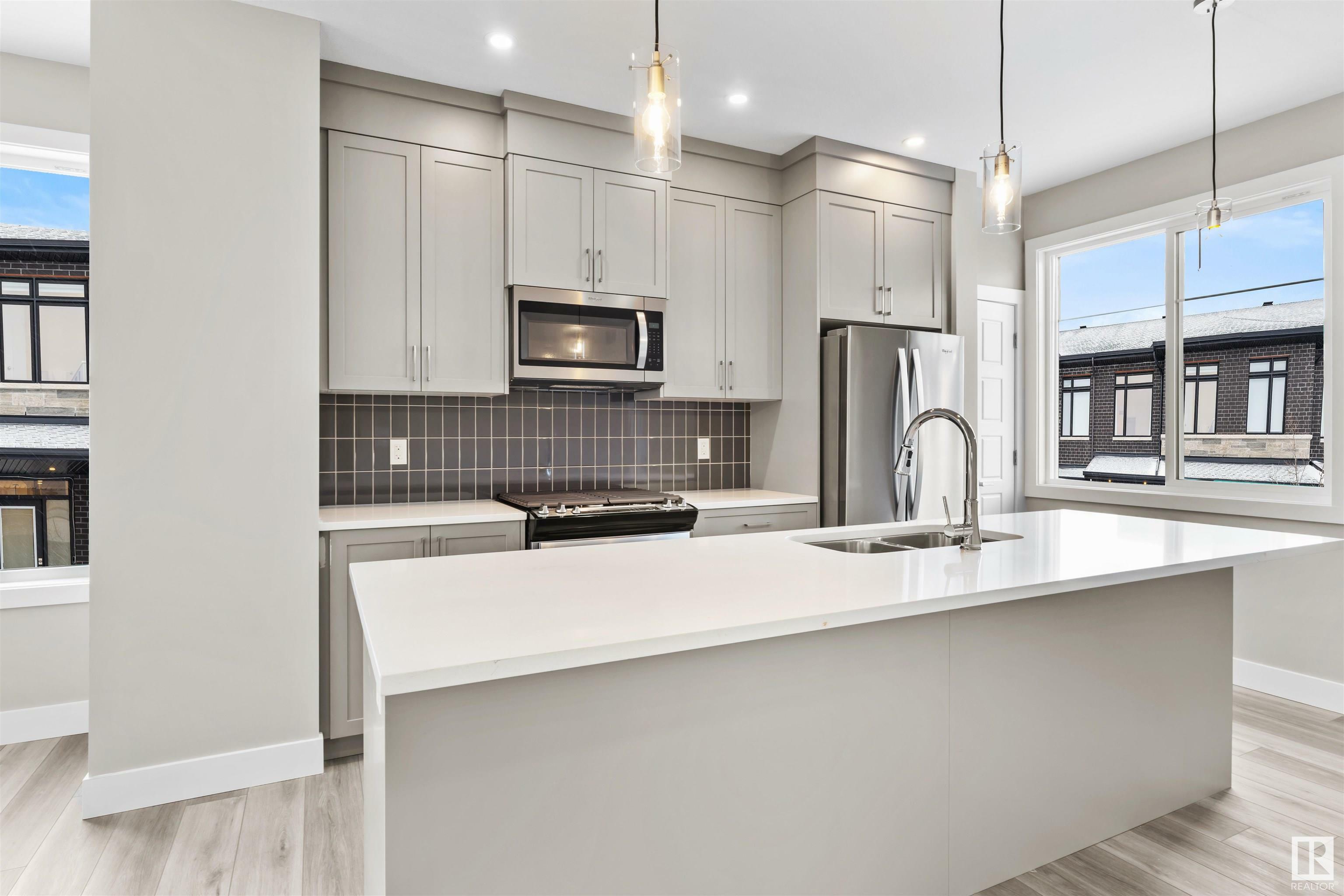 Photo de la propriété:  6905 25 Avenue SW 63  AB T6X 3B7 