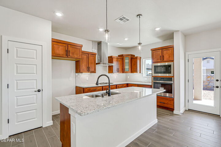 Property Photo: 924 Nayland Place TX 79928