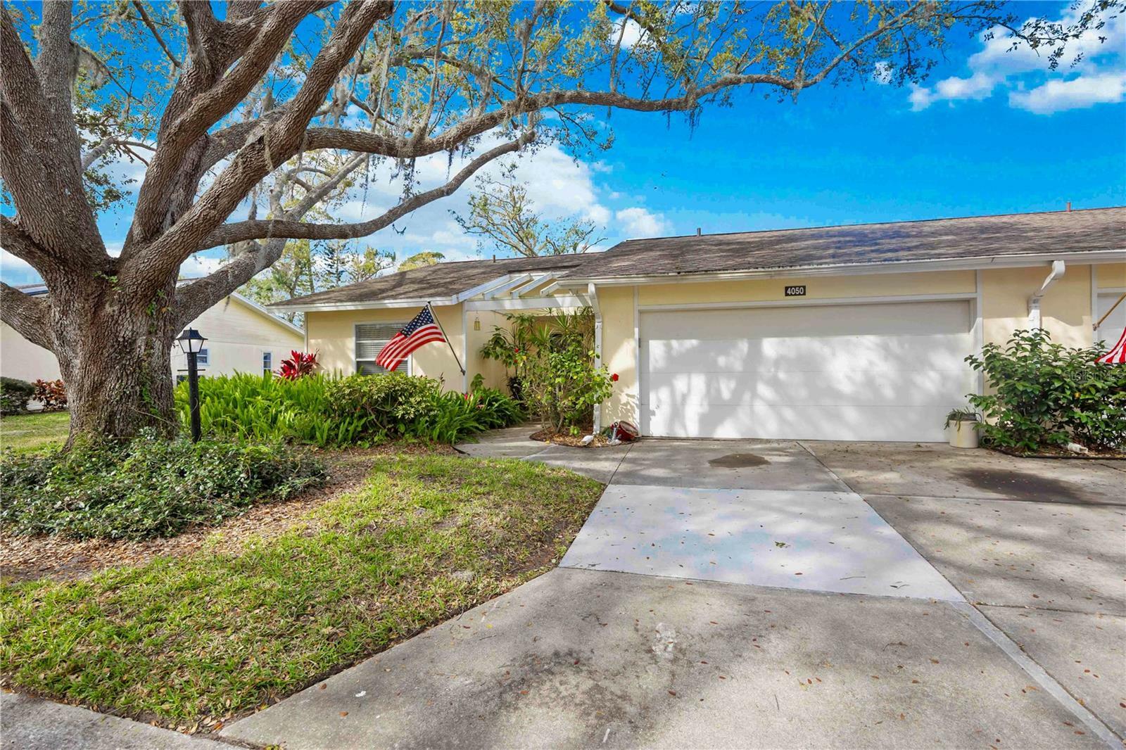 Property Photo:  4050 Oakhurst Drive 3175  FL 34233 