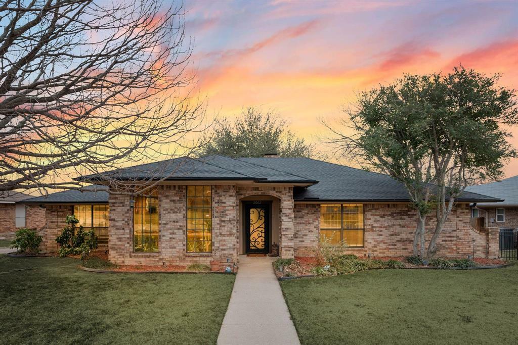 Property Photo: 2612 Glenoaks Street TX 76021