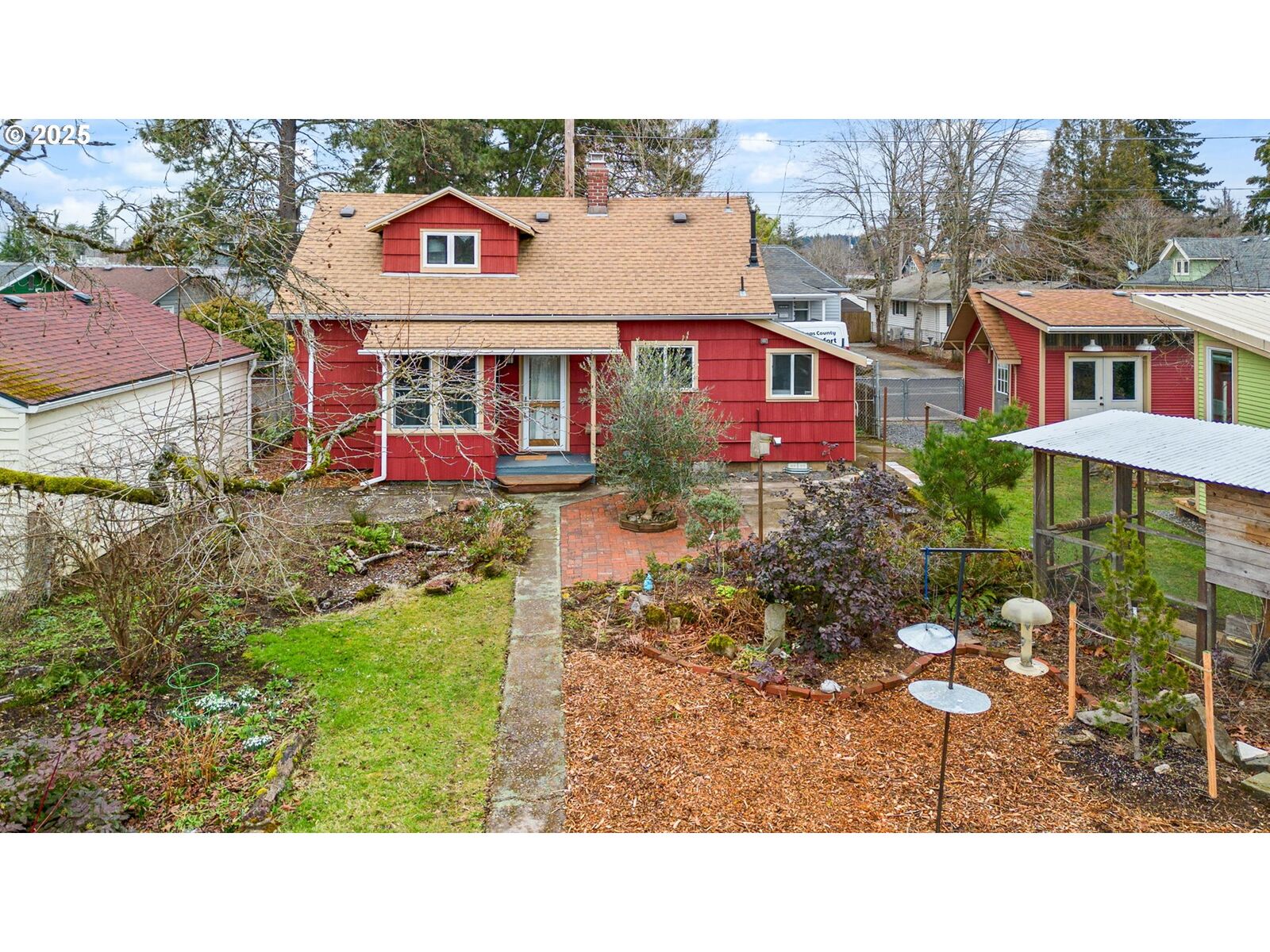 Property Photo:  5527 SE Tolman St  OR 97206 