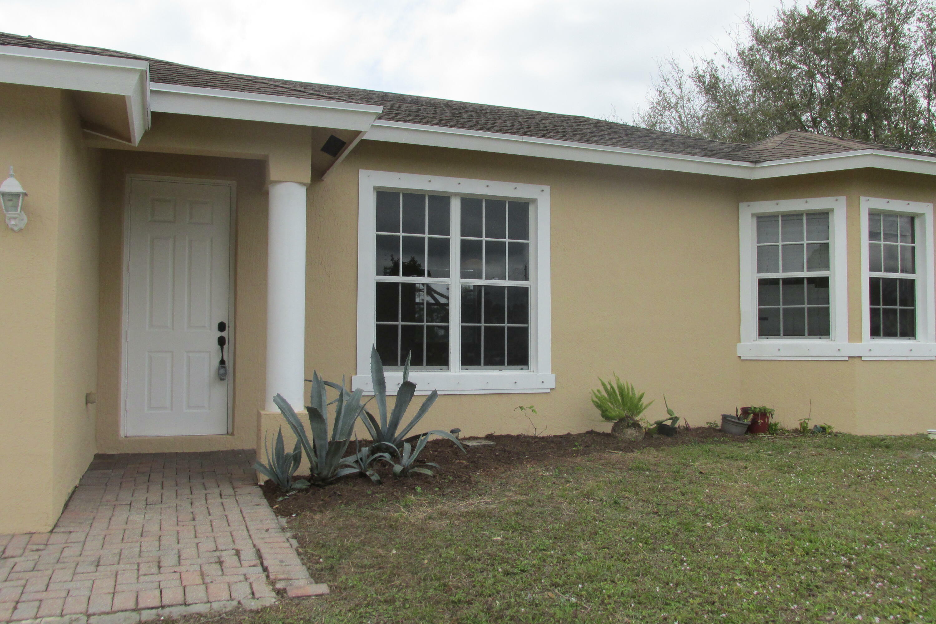Property Photo: 2002 SW Trenton Lane FL 34983