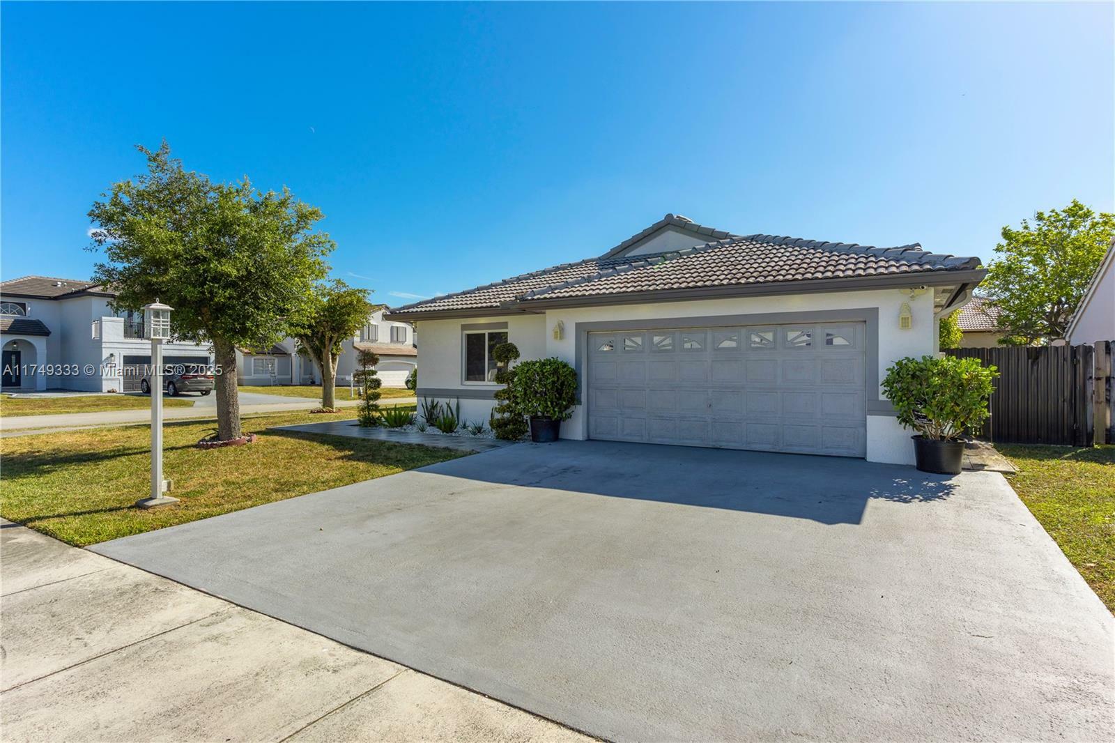 Property Photo: 15902 SW 73rd St FL 33193