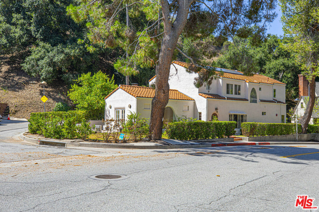 Property Photo: 2644 E Chevy Chase Drive CA 91206