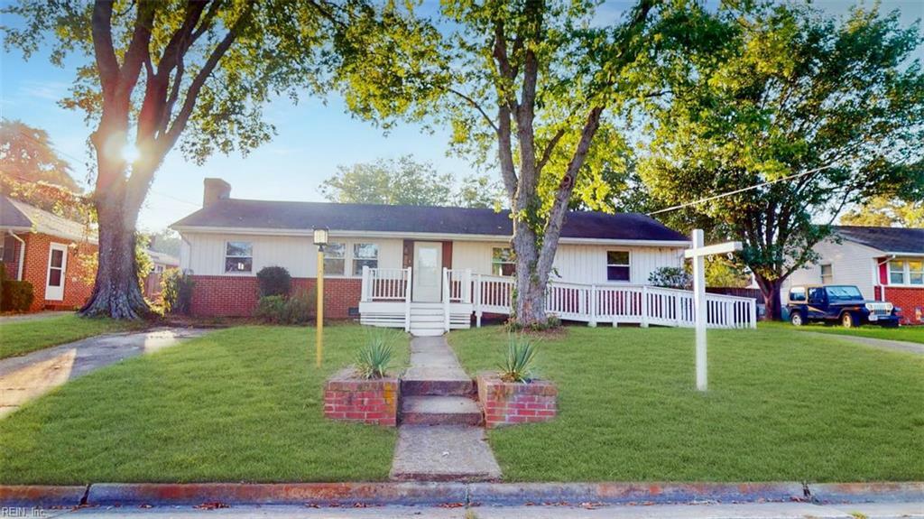 Property Photo: 206 Kingwood Dr VA 23601
