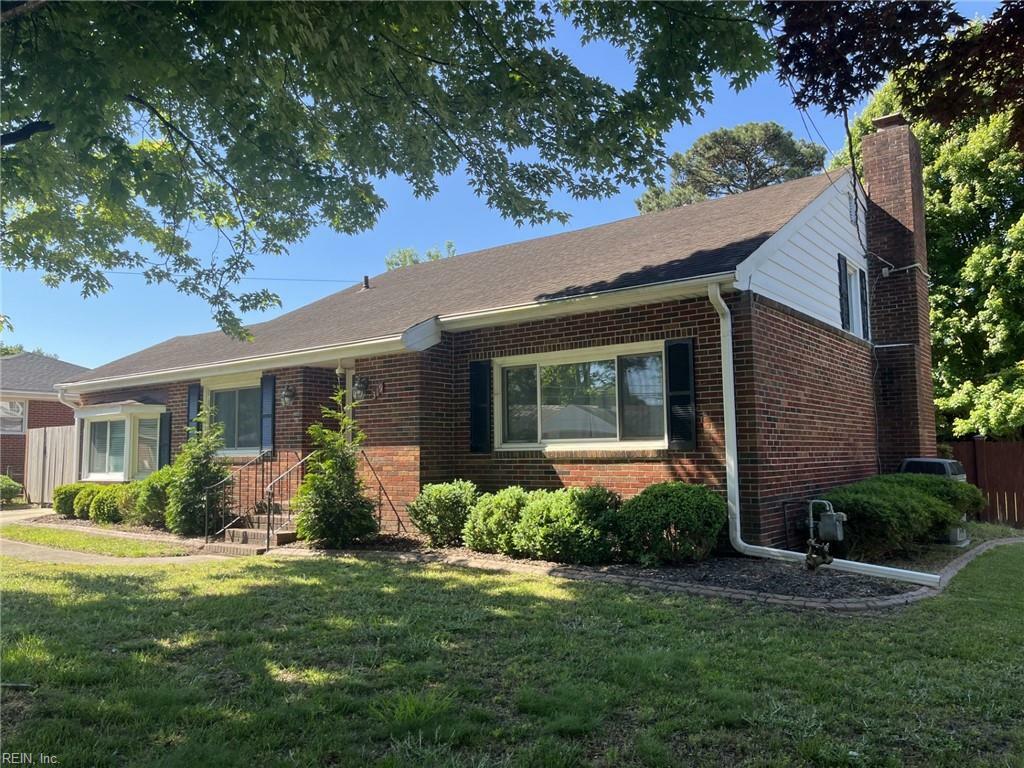 Property Photo: 319 Saunders Dr VA 23701