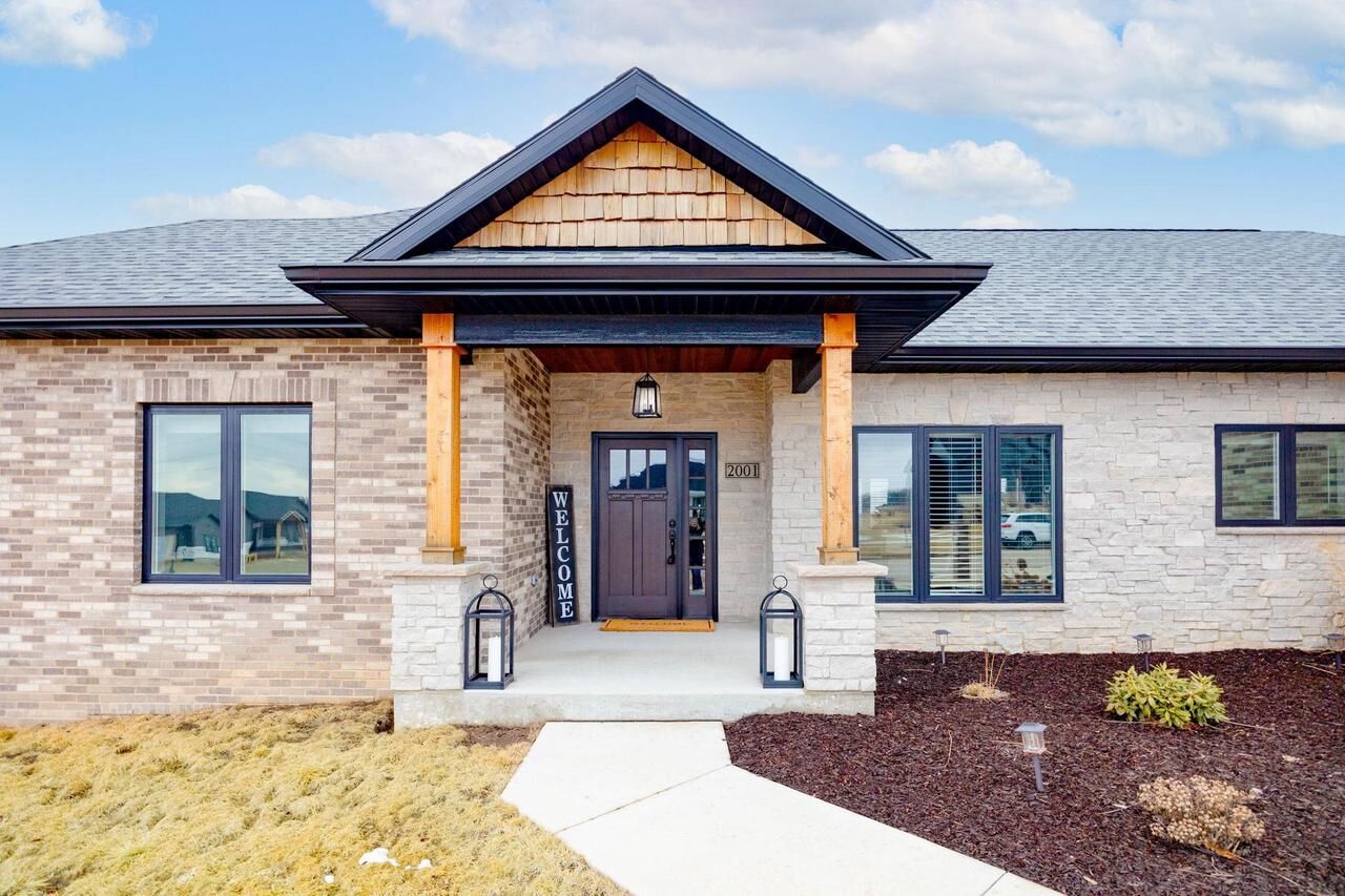 Property Photo: 2001 Arbor Ridge Way WI 53548