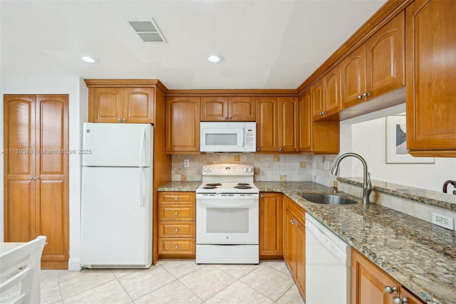 Property Photo:  900 Colony Point Cir 408  FL 33026 