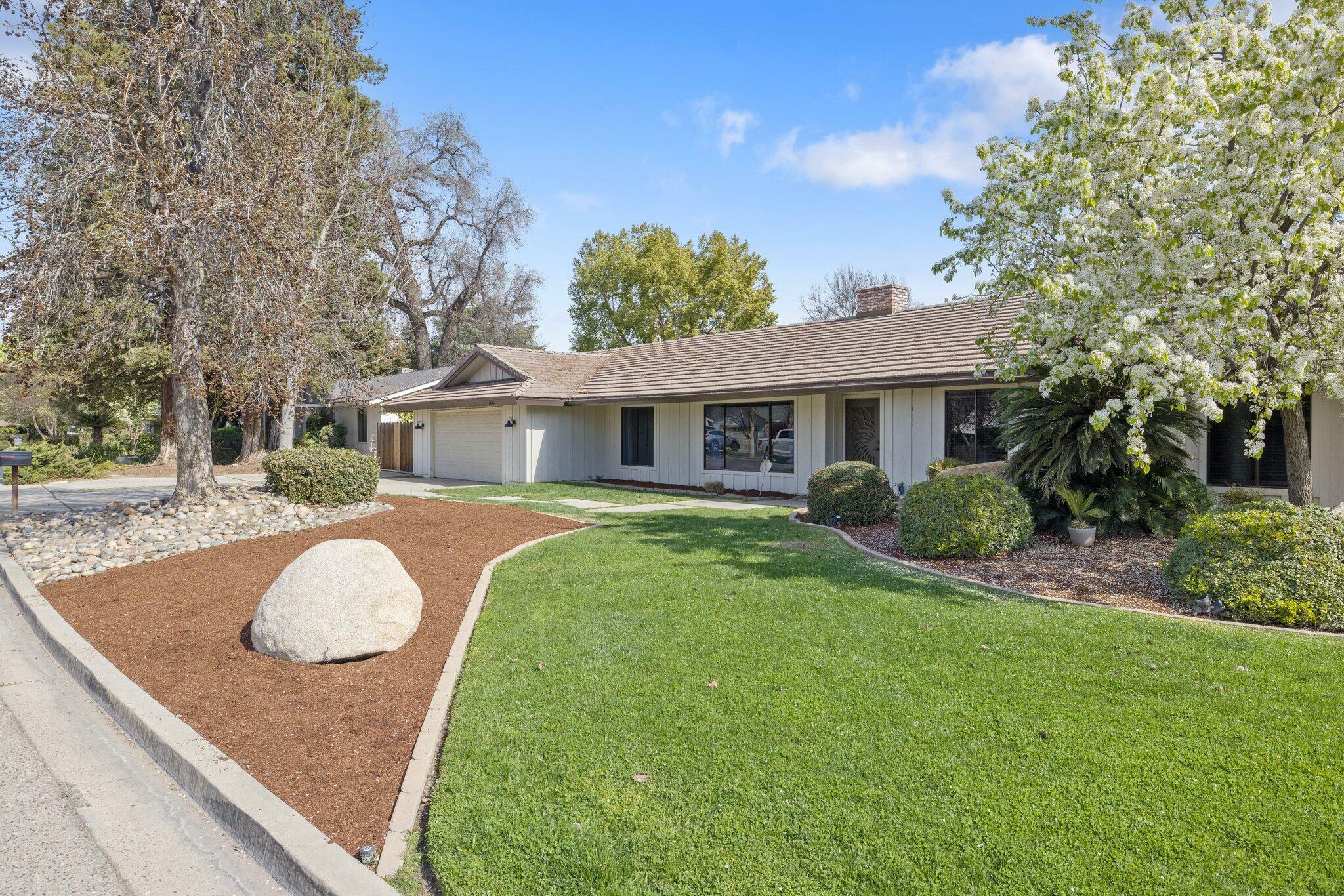 Property Photo:  1742 S Royal Oaks Drive  CA 93277 