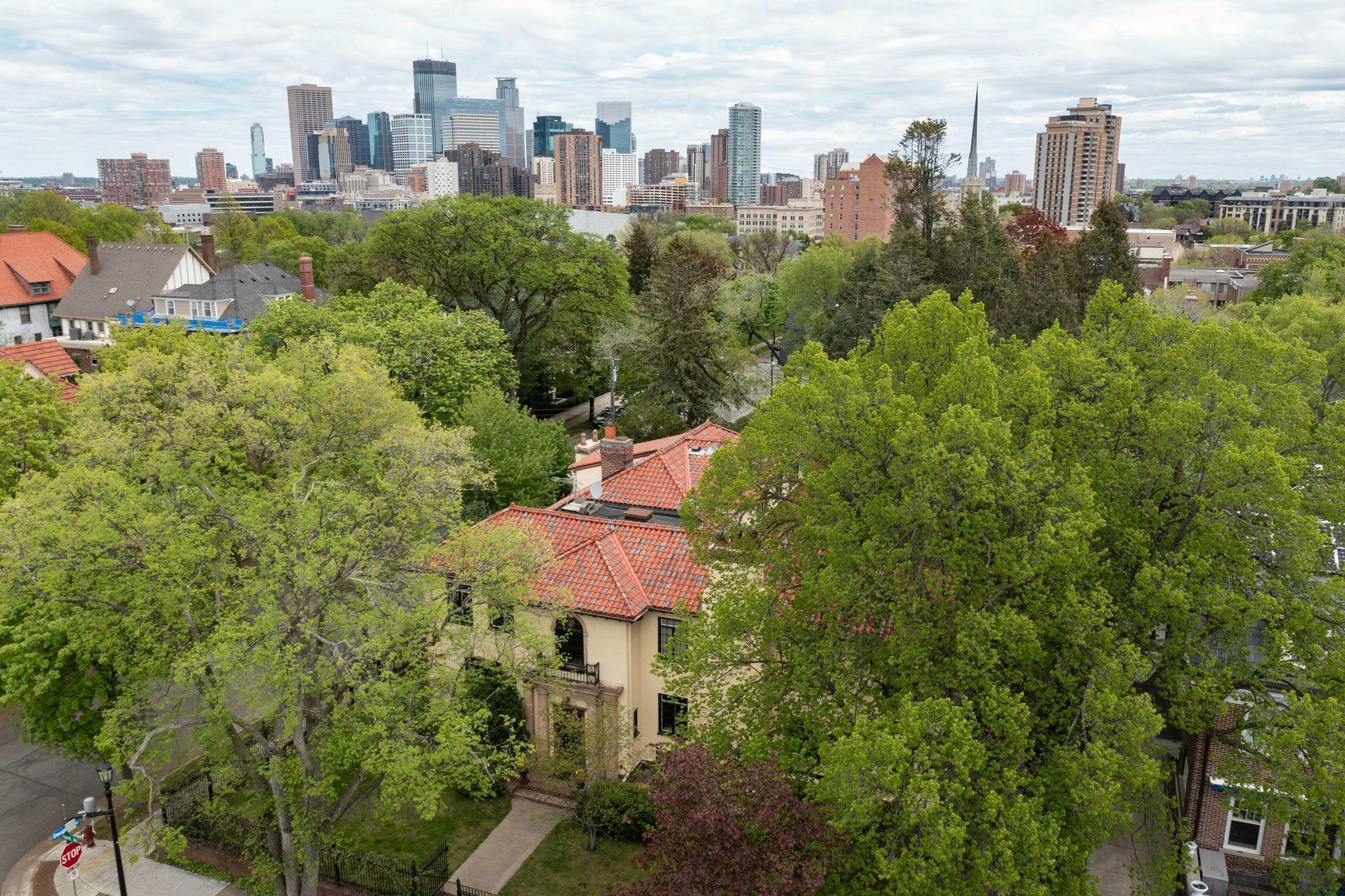 Property Photo: 1769 Dupont Avenue S 1 MN 55403