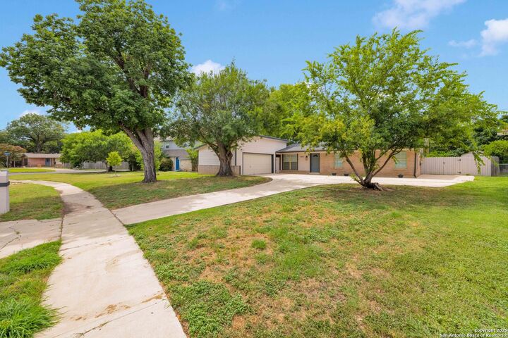 Property Photo:  823 Briarcliff Dr  TX 78213 