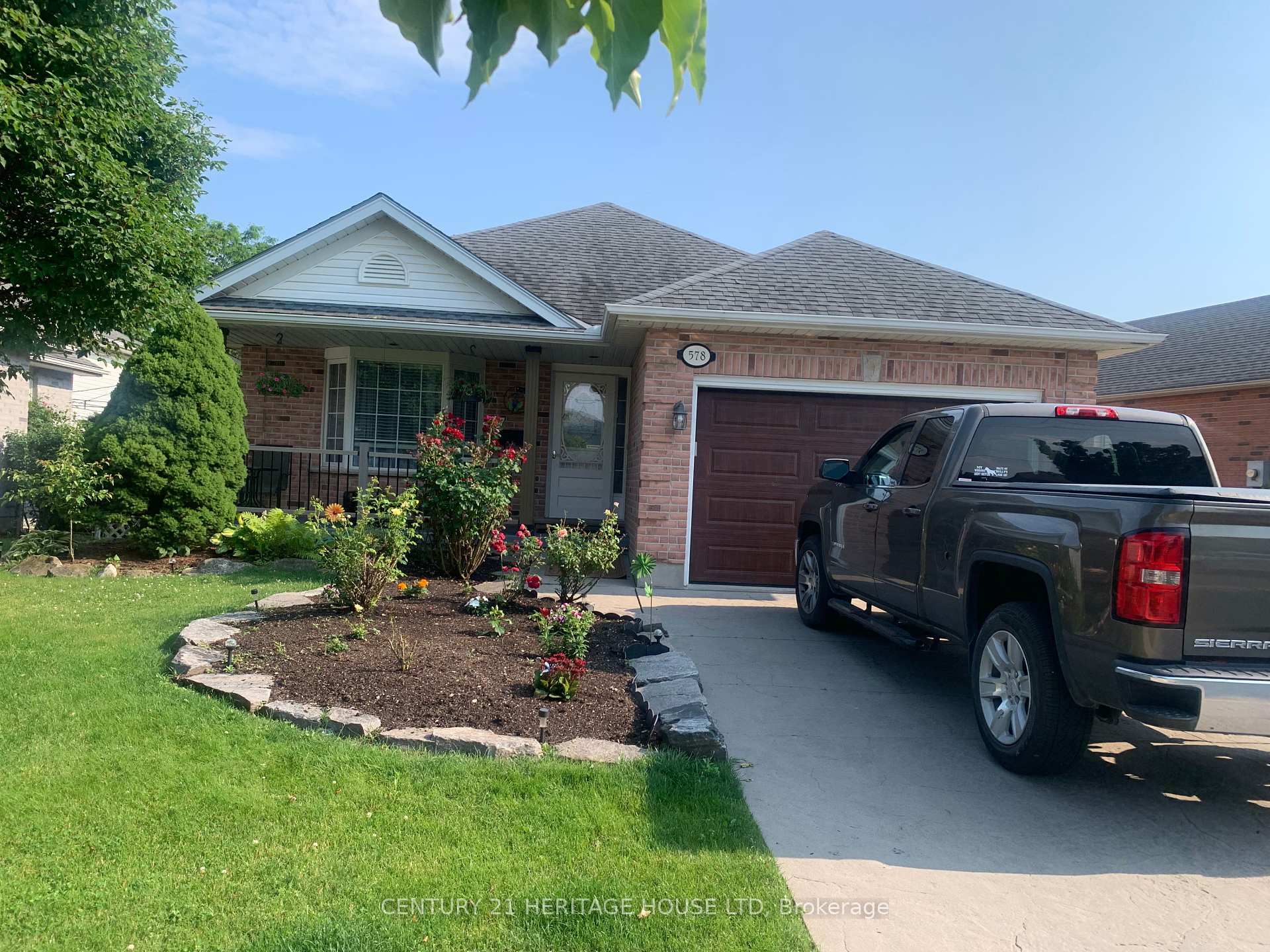 Property Photo: 578 Wellington Street E ON N5R 6E1