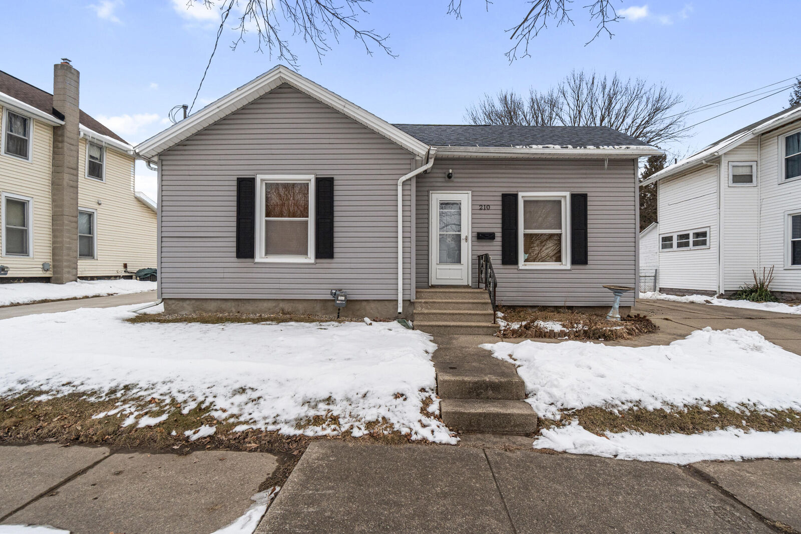 Property Photo: 210 E Argyle Street MI 49202