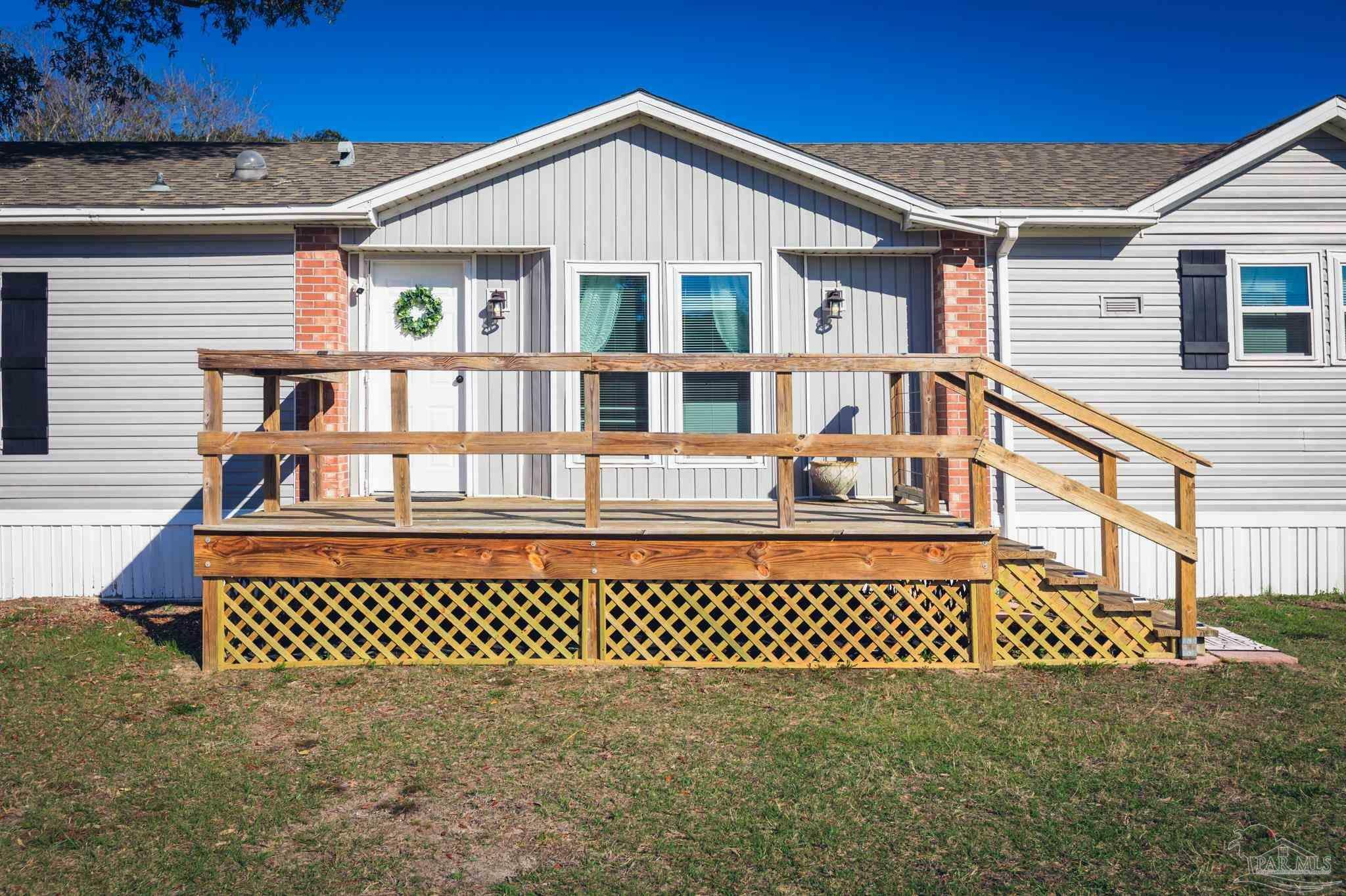 Property Photo: 5152 Viking Rd FL 32507