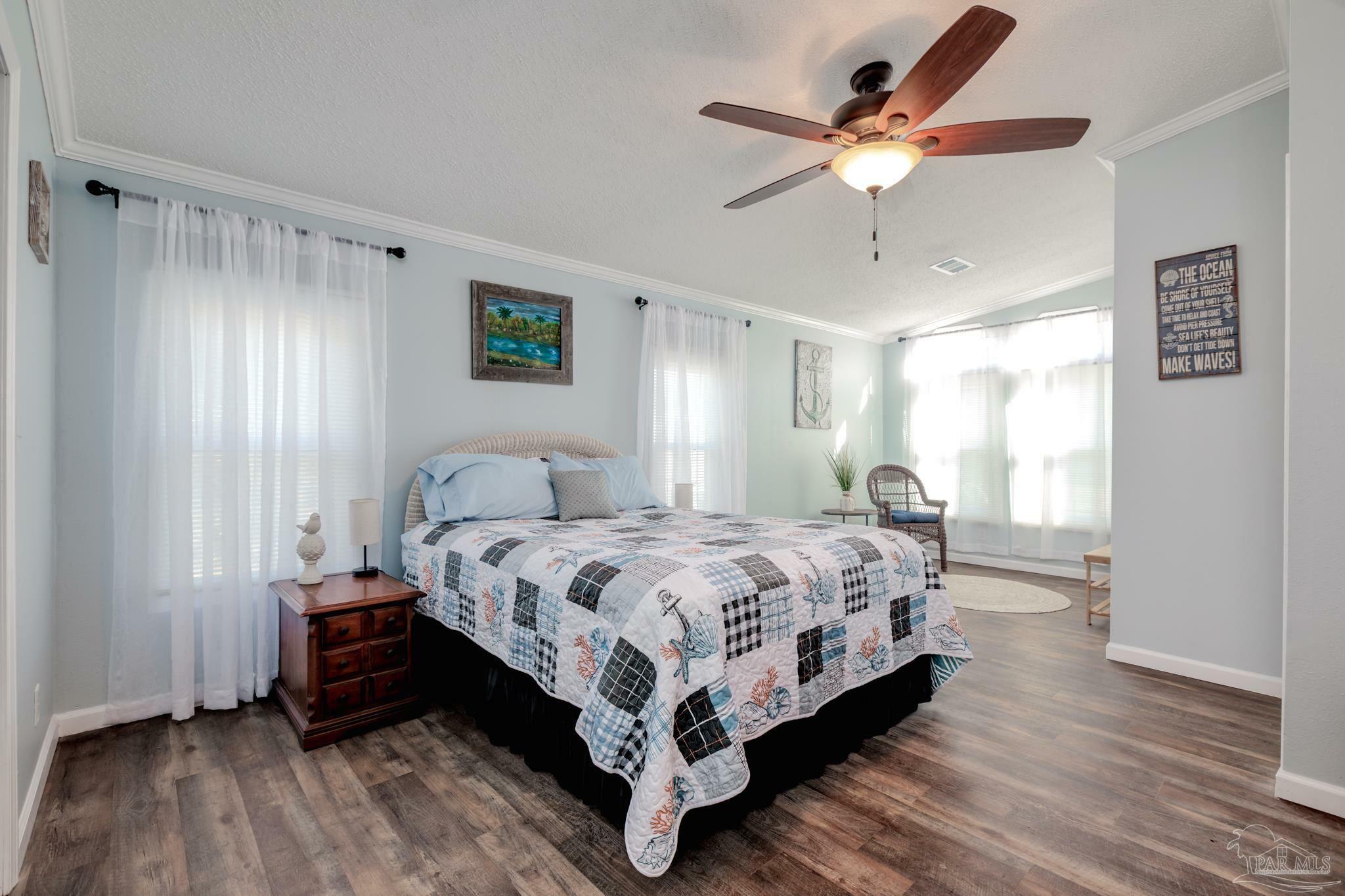 Property Photo: 5152 Viking Rd FL 32507
