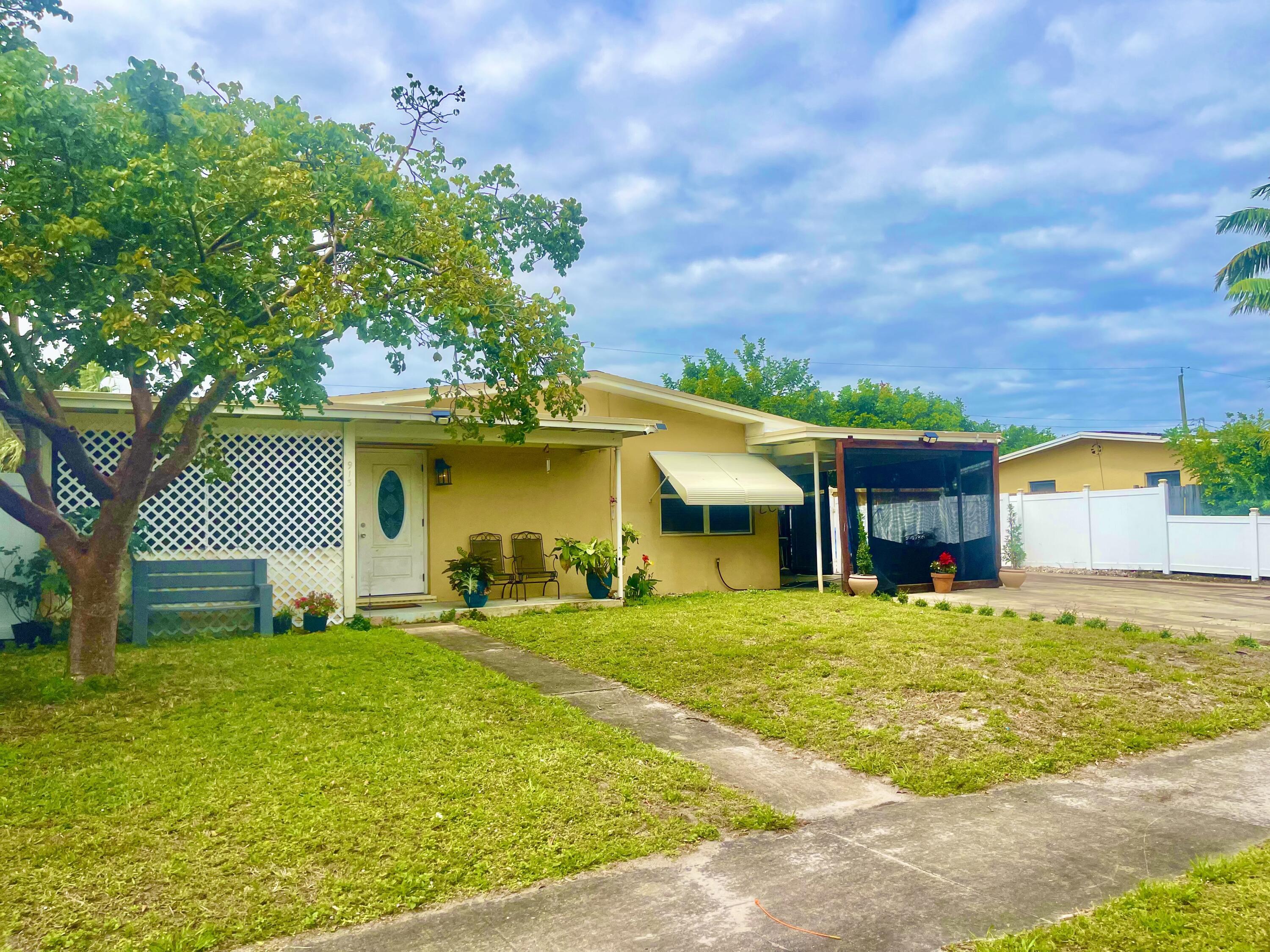 Property Photo: 913 S 11th Street FL 33462