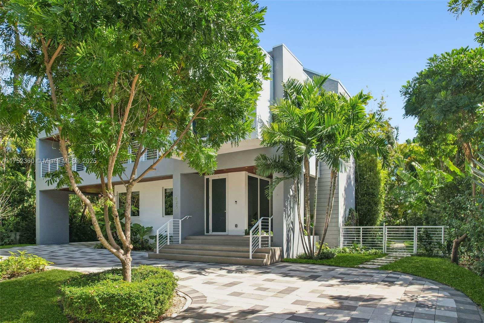 Property Photo: 425 Harbor Dr FL 33149
