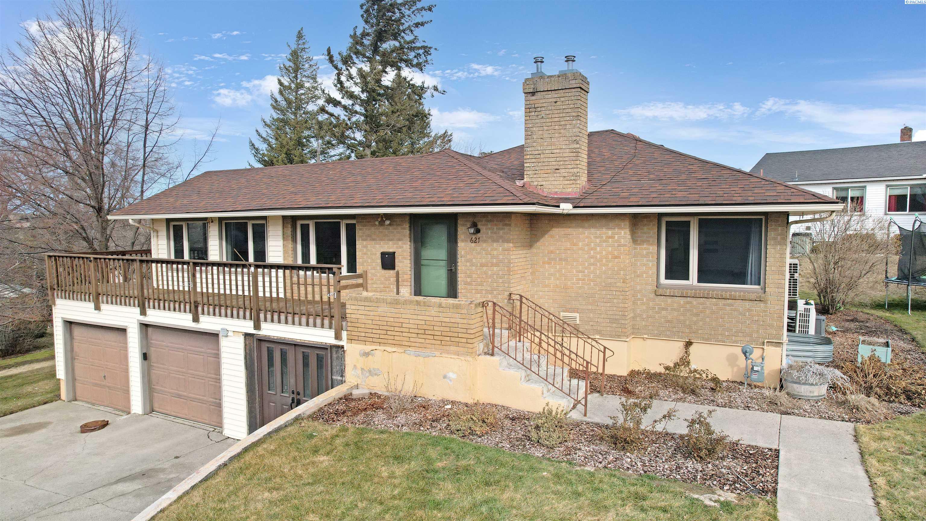 Property Photo: 621 E Southview WA 99111