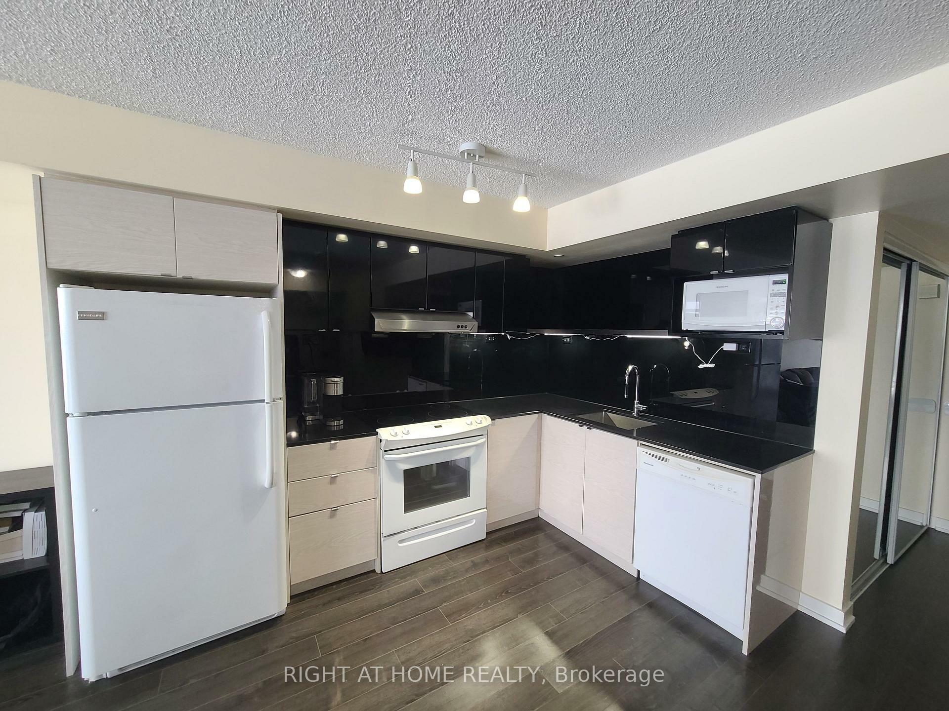 Property Photo: 72 Esther Shiner Boulevard 808 ON M2K 2X9