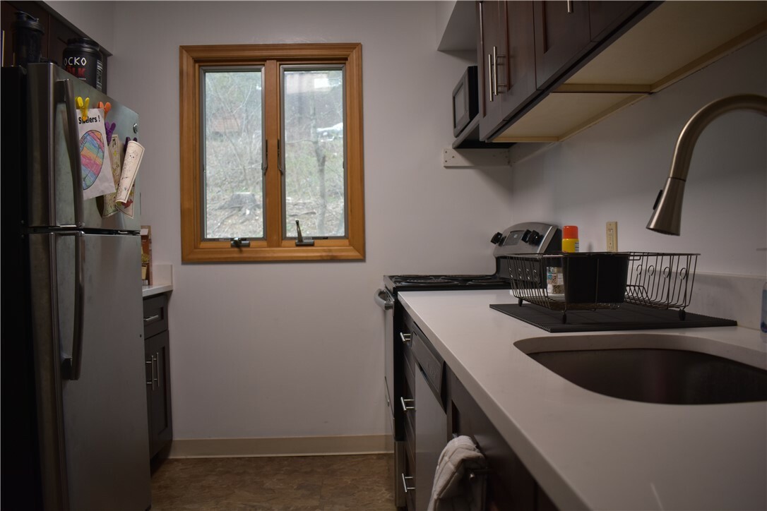 Property Photo:  122 Rivermont Ct  PA 15024 