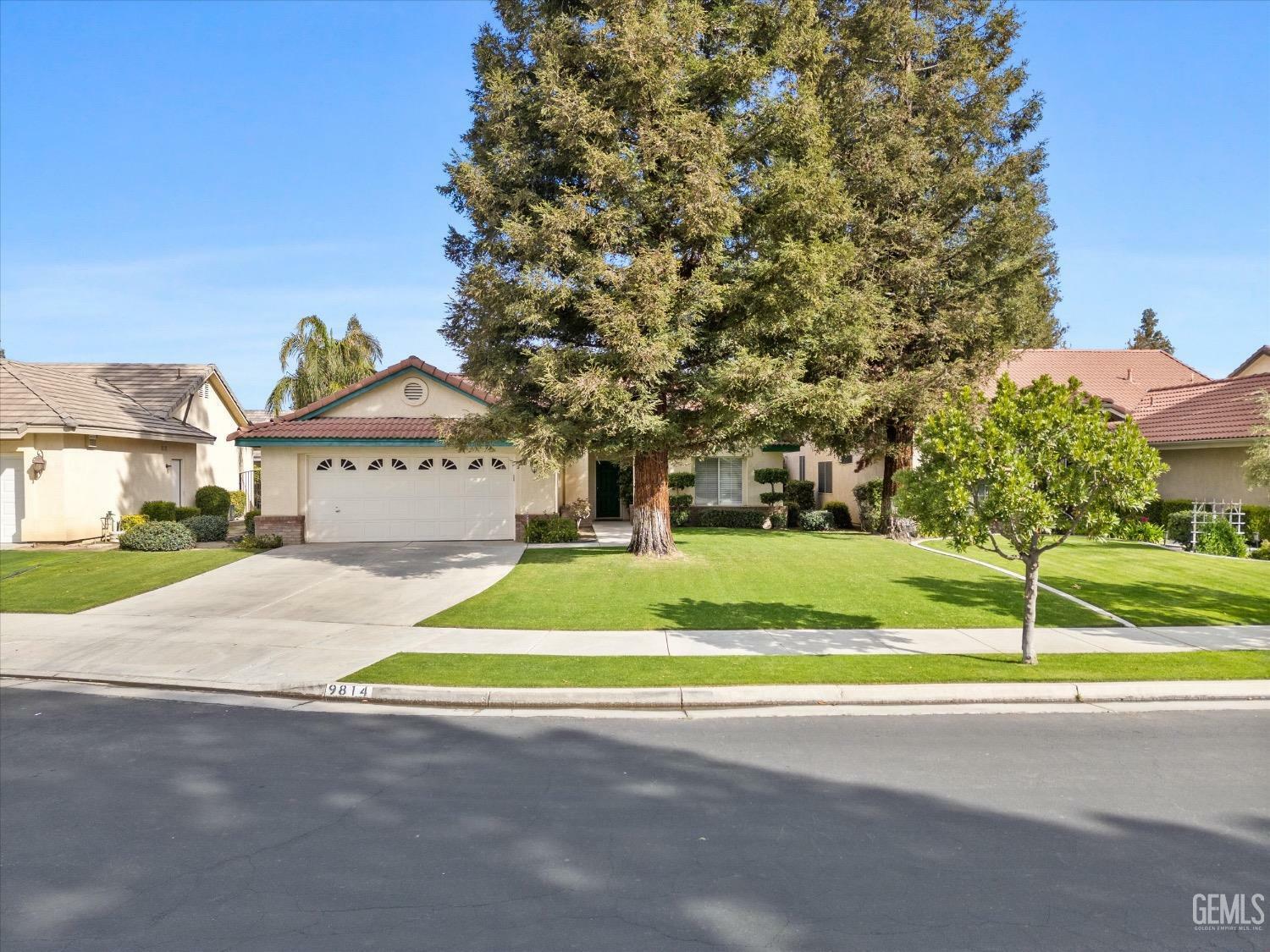 Property Photo: 9814 Cabbage Rose Avenue CA 93311