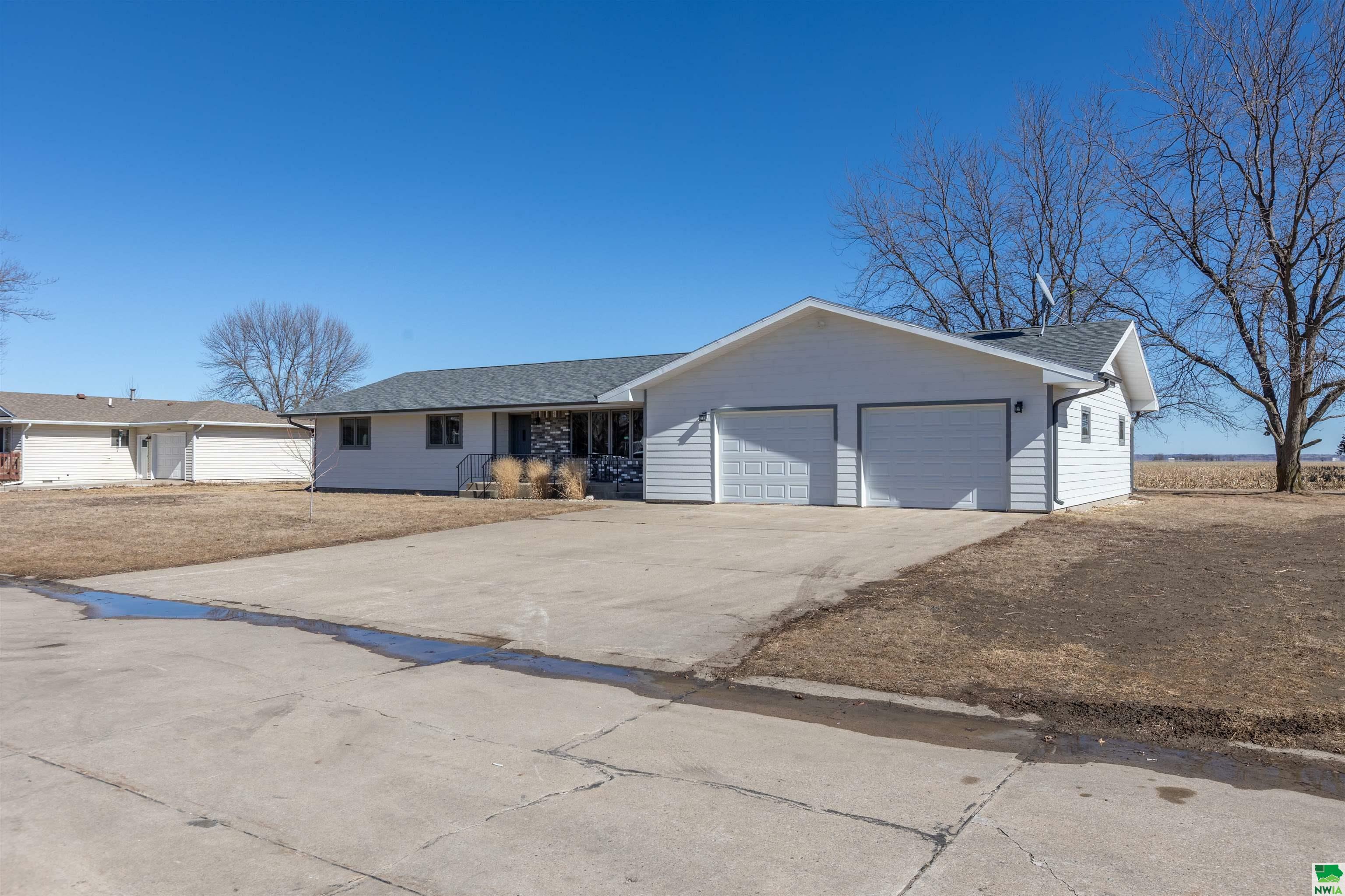 Property Photo:  308 Eastview Drive  IA 51055 